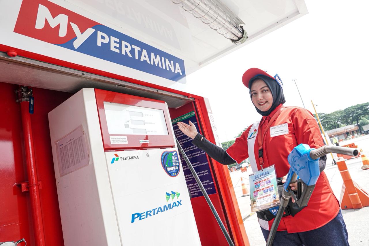 Petugas melayani pengisian BBM di SPBU modular Pertamina di jalur mudik untuk mengurangi antrean bahan bakar.