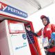 Petugas SPBU menunjukkan layanan MyPertamina di pompa Pertamax