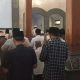 Sejumlah jemaah melaksanakan salat Idulfitri di dalam masjid Pondok Pesantren Al Khoiriyah Tulungagung dengan khusyuk.