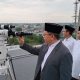 Petugas Kemenag Kalsel mengamati posisi hilal dengan teleskop di Banjarmasin untuk penentuan awal Syawal 1447 Hijriah