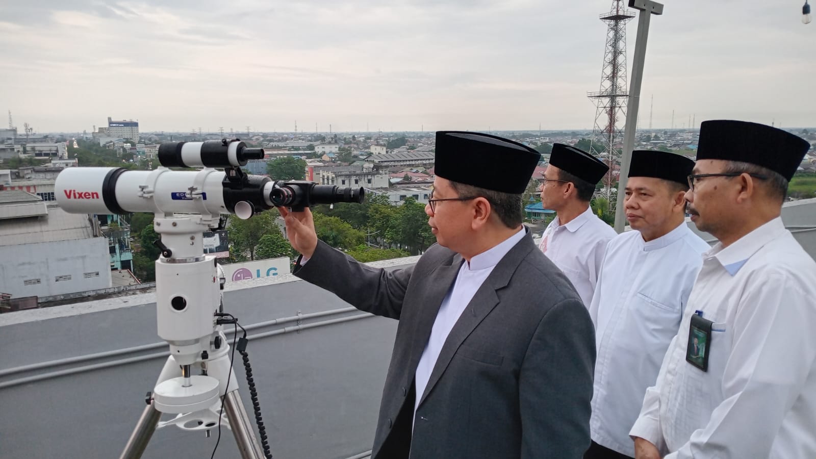 Petugas Kemenag Kalsel mengamati posisi hilal dengan teleskop di Banjarmasin untuk penentuan awal Syawal 1447 Hijriah