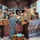 Taruna Akpol Kalsel menyerahkan bantuan sembako kepada anak panti asuhan saat kegiatan sosial Ramadan di Banua Berkah.