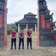 Personel polisi berjaga di Pura Agung Tanah Laut untuk pengamanan Hari Raya Nyepi.