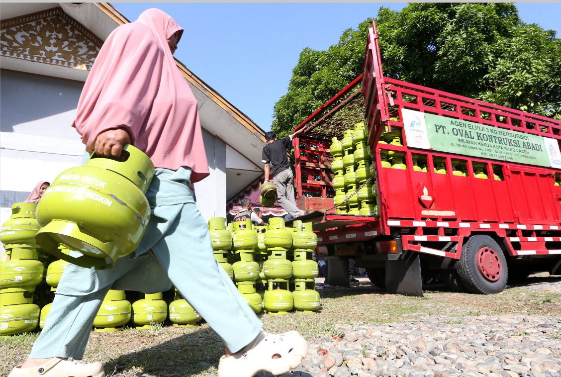 Petugas menurunkan tabung LPG 3 kg dari truk distribusi untuk memastikan pasokan energi masyarakat menjelang Lebaran.