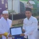 Penyerahan penghargaan kepada perwakilan Kemenag Tanah Bumbu di Lapas Batulicin.