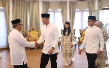 Bupati Tabalong berjabat tangan dengan tamu saat acara halalbihalal di Pendopo Bersinar.