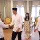 Bupati Tabalong berjabat tangan dengan tamu saat acara halalbihalal di Pendopo Bersinar.
