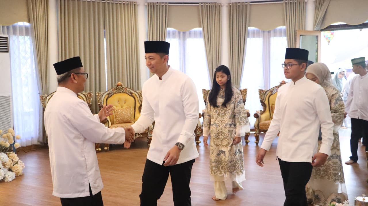 Bupati Tabalong berjabat tangan dengan tamu saat acara halalbihalal di Pendopo Bersinar.