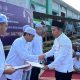 Penyerahan remisi Idul Fitri kepada warga binaan Lapas Batulicin oleh Kepala Lapas di area lapangan.