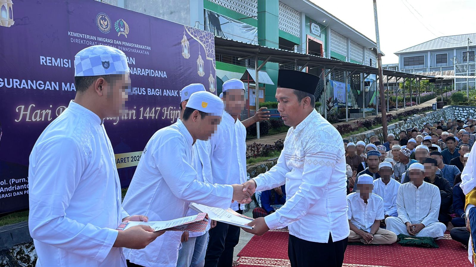 Penyerahan remisi Idul Fitri kepada warga binaan Lapas Batulicin oleh Kepala Lapas di area lapangan.