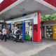 Antrean kendaraan di SPBU Kalimantan Barat saat pengisian BBM di tengah peningkatan suplai oleh Pertamina.