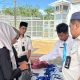 Petugas Lapas Batulicin memeriksa barang bawaan pengunjung dalam layanan kunjungan Lebaran di area lapas.