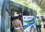 Petugas polisi mengarahkan dan membantu pemudik menaiki bus Damri gratis untuk perjalanan arus balik Lebaran dari Marabahan ke Banjarmasin.