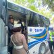 Petugas polisi mengarahkan dan membantu pemudik menaiki bus Damri gratis untuk perjalanan arus balik Lebaran dari Marabahan ke Banjarmasin.