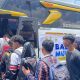 Sejumlah pemudik membawa tas ransel naik ke bus pariwisata dalam program mudik balik gratis Polres HSU.