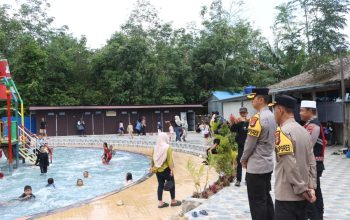 Kapolres Tabalong bersama jajaran mengecek kondisi pengamanan di kawasan wisata yang ramai pengunjung saat libur Idul Fitri.