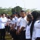Bupati Pulang Pisau berjabat tangan dengan ASN sebagai bentuk silaturahmi pada hari pertama masuk kerja setelah Lebaran.