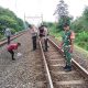 Polisi dan petugas gabungan melakukan pemeriksaan di jalur rel kereta api lokasi kecelakaan di Kalasan Sleman.