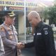 Kapolres HSU berjabat tangan dengan anggota Polri di halaman Mapolres usai apel dan kegiatan halal bihalal.