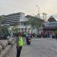 Polisi mengatur lalu lintas di kawasan Tugu Yogyakarta selama pengamanan mudik Lebaran
