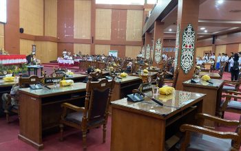 Ruang sidang DPRD Palangka Raya terlihat sepi karena banyak anggota tidak hadir sehingga paripurna batal dilaksanakan.