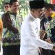 Bupati Pulang Pisau Ahmad Rifa’i menyapa dan bersalaman dengan peserta Halalbihalal bersama jajaran pemerintah dan masyarakat.
