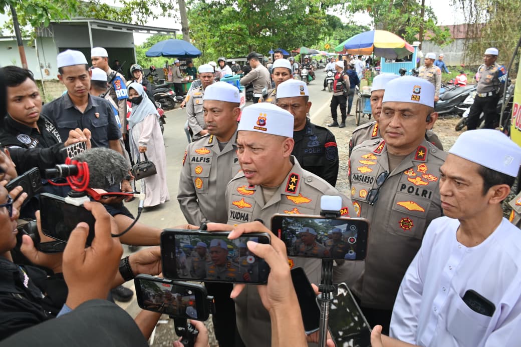 Kapolda Kalsel Irjen Pol Rosyanto Yudha Hermawan diwawancarai media saat memantau pengamanan Haul Datu Kelampayan di Banjar.