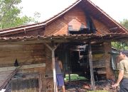 Rumah lansia di Sabaru Palangka Raya rusak akibat kebakaran yang diduga dipicu petasan di halaman depan.
