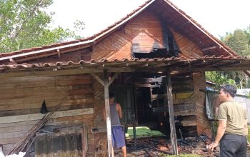 Rumah lansia di Sabaru Palangka Raya rusak akibat kebakaran yang diduga dipicu petasan di halaman depan.