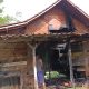 Rumah lansia di Sabaru Palangka Raya rusak akibat kebakaran yang diduga dipicu petasan di halaman depan.