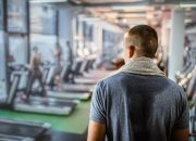 Ilustrasi orang berolahraga di gym untuk meningkatkan fungsi otak dan kesehatan mental