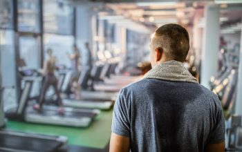 Ilustrasi orang berolahraga di gym untuk meningkatkan fungsi otak dan kesehatan mental