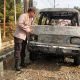 Petugas polisi memeriksa bangkai mobil yang terbakar di depan SPBU di Tabalong setelah insiden kebakaran kendaraan.