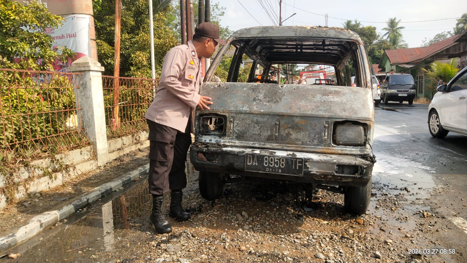 Petugas polisi memeriksa bangkai mobil yang terbakar di depan SPBU di Tabalong setelah insiden kebakaran kendaraan.