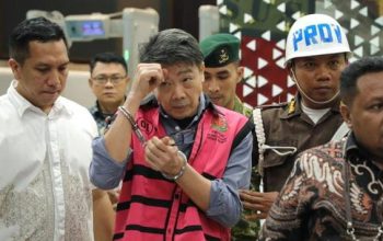 Kejagung menggiring Samin Tan sebagai tersangka kasus tambang ilegal PT AKT di Kalimantan Tengah.