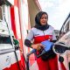Petugas SPBU mengisi BBM Pertamax ke mobil saat periode Lebaran