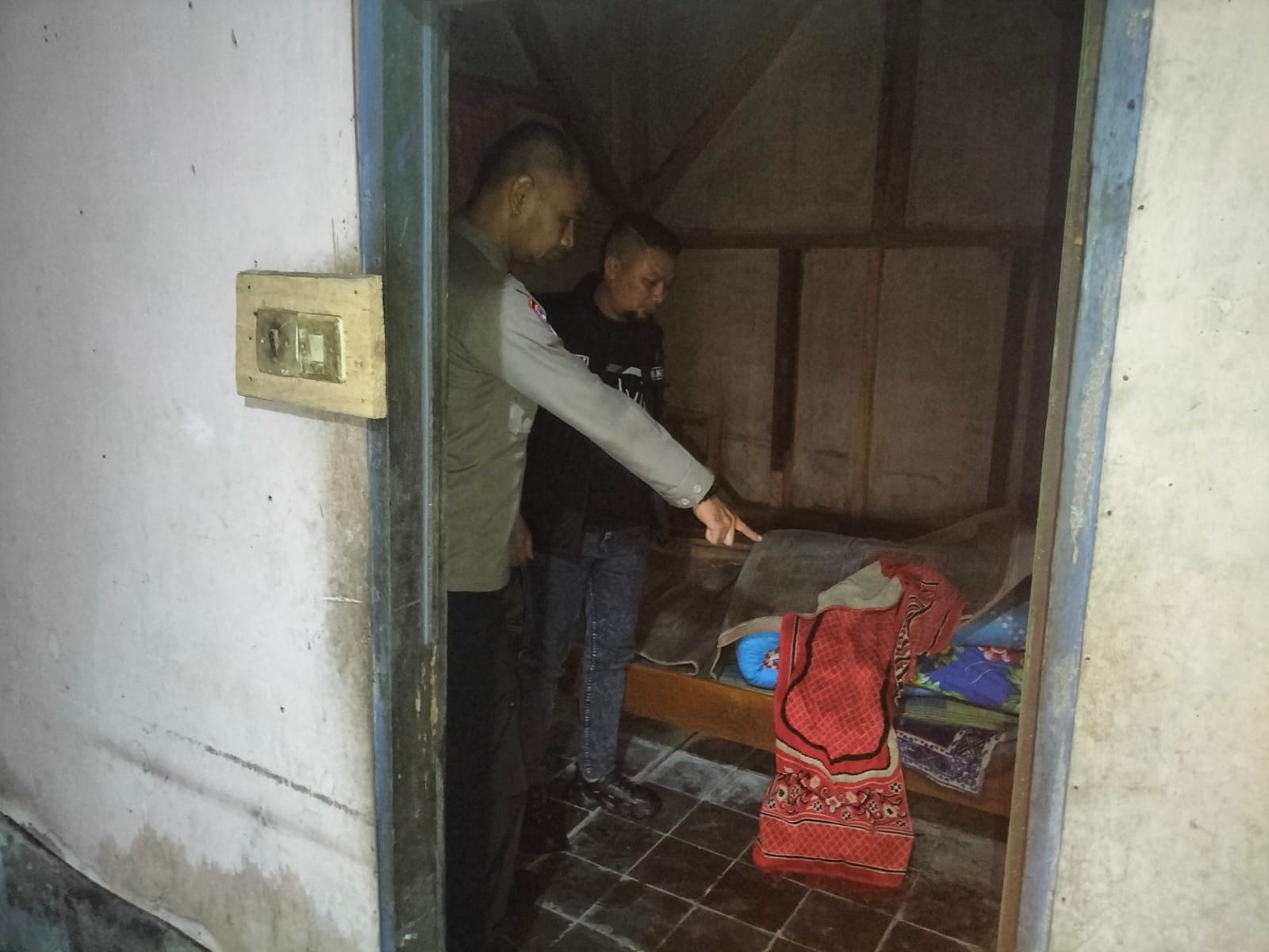 Polisi melakukan olah TKP penemuan bayi perempuan di rumah kosong di Majalengka pada 28 Maret 2026