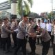 Kapolres Tabalong bersalaman dengan anggota polisi saat kegiatan halal bihalal di Polres Tabalong