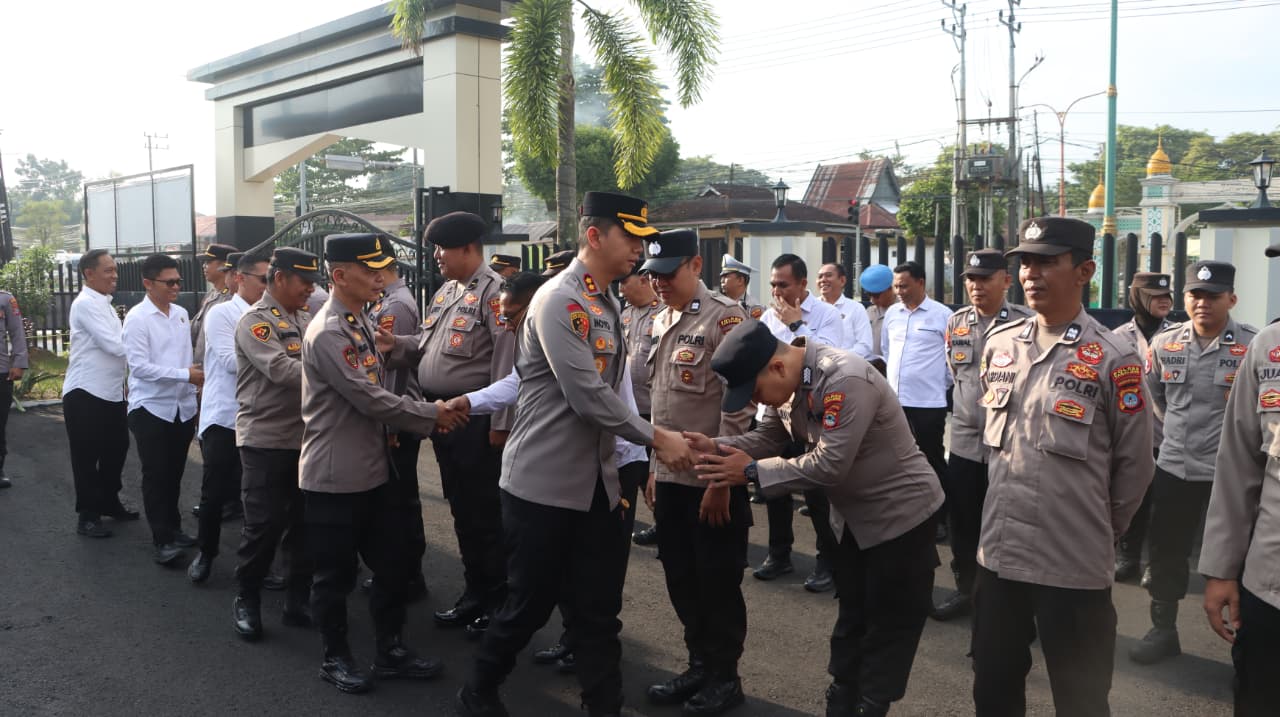 Kapolres Tabalong bersalaman dengan anggota polisi saat kegiatan halal bihalal di Polres Tabalong