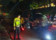 Pick Up Tabrak Pembatas Jalan di Sleman, 4 Orang Luka dan Kendaraan Terbalik