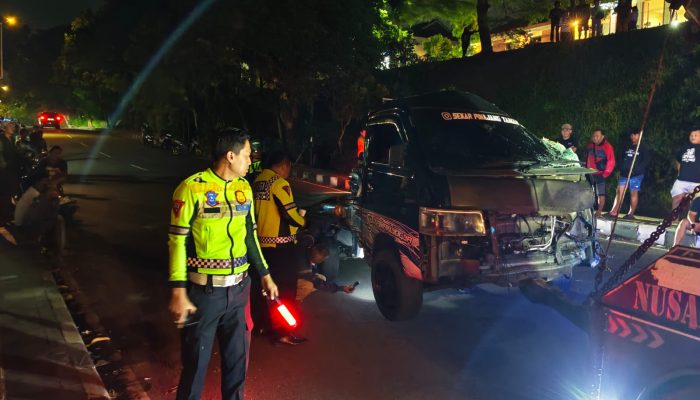 Pick Up Tabrak Pembatas Jalan di Sleman, 4 Orang Luka dan Kendaraan Terbalik