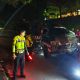 Petugas polisi menangani kecelakaan pick up terbalik setelah menabrak pembatas jalan di Sleman Yogyakarta
