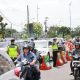Polisi mengatur lalu lintas di Yogyakarta saat Operasi Ketupat 2026 dengan rekayasa jalur untuk mengurai kemacetan