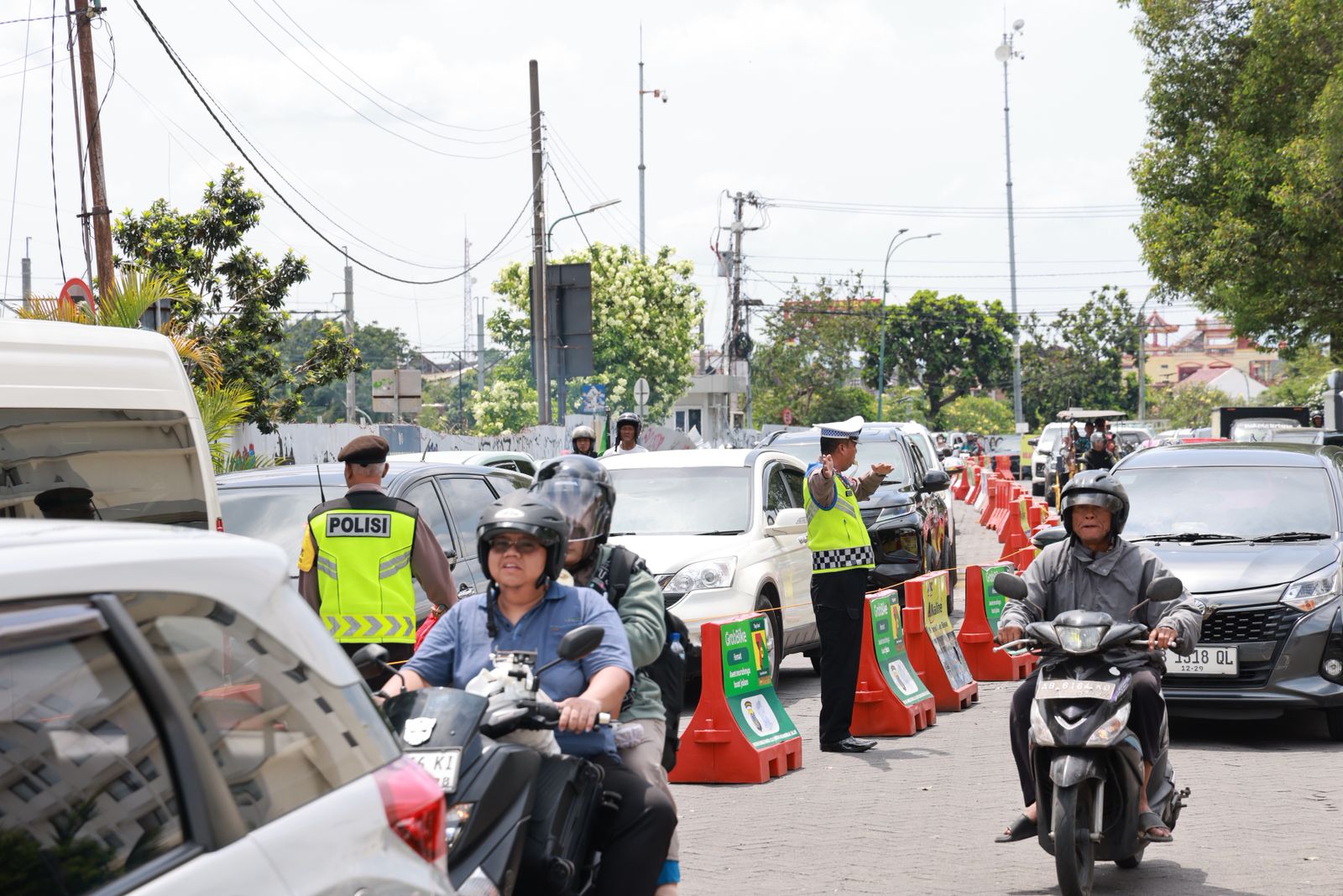 Polisi mengatur lalu lintas di Yogyakarta saat Operasi Ketupat 2026 dengan rekayasa jalur untuk mengurai kemacetan