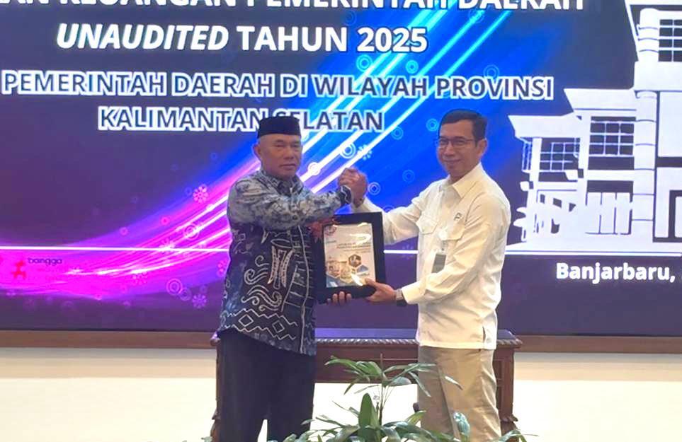 Bupati Kotabaru Muhammad Rusli menyerahkan LKPD 2025 unaudited kepada BPK Kalimantan Selatan di Banjarbaru