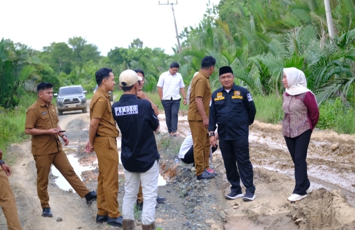 DPRD Kotabaru meninjau jalan rusak Labuan Mas Pulau Laut Timur yang viral di media sosial