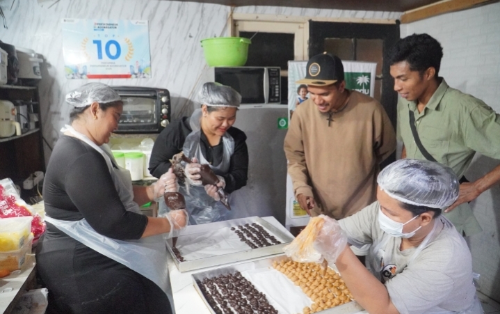 Peserta UMKM perempuan memproduksi kue dan makanan olahan saat mengikuti program PFpreneur 2026 dari Pertamina Foundation.