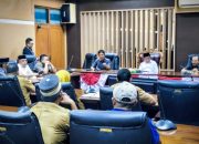 Suasana rapat DPRD Tanah Bumbu bersama DLH dan perwakilan Desa Batuah membahas keluhan warga terkait bau sampah dari lokasi eks Pasar Batuah.