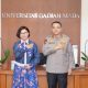 Kapolda DIY Anggoro Sukartono dan Rektor UGM Ova Emilia dalam penandatanganan kerja sama pembangunan Pusat Studi Kepolisian di Yogyakarta.