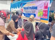 Suasana warga berbelanja sembako pada pasar murah Pemkab Kotabaru di Siring Laut menjelang Lebaran.